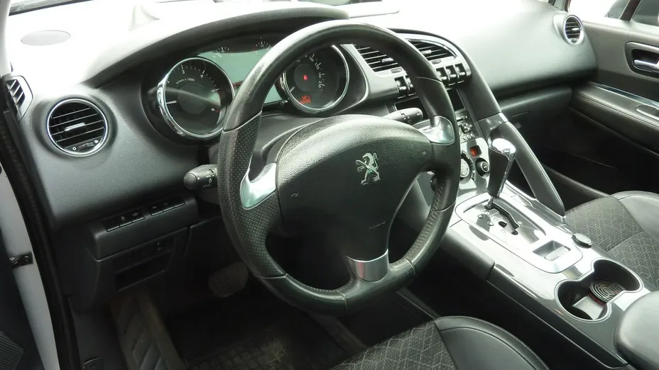 PEUGEOT 3008 -