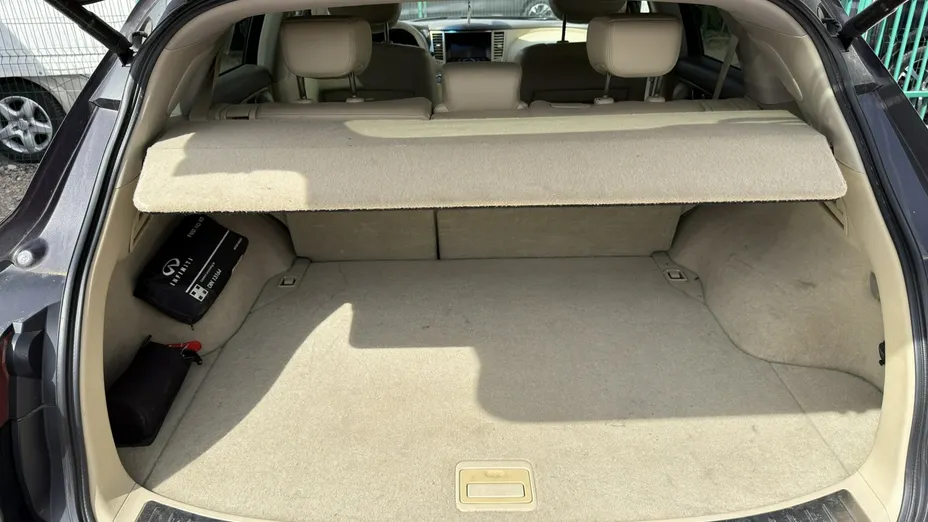 INFINITI QX70 -