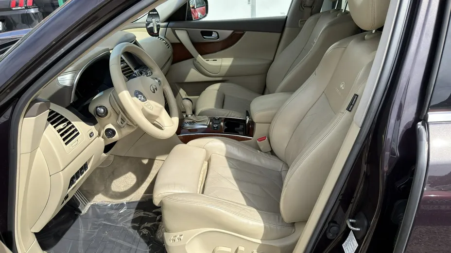 INFINITI QX70 -