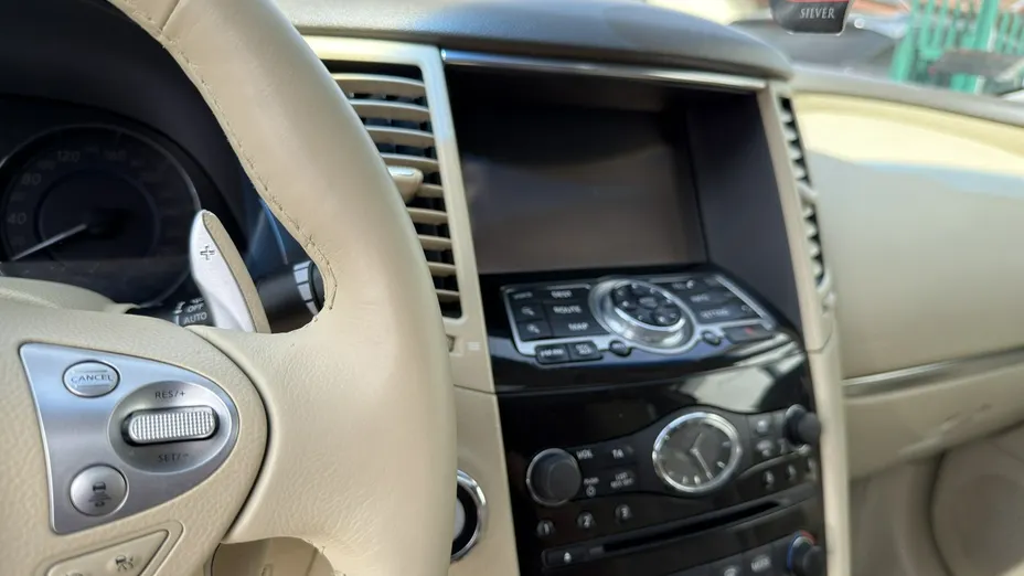 INFINITI QX70 -
