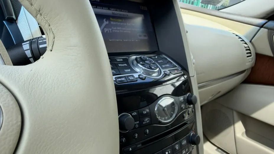 INFINITI QX70 -