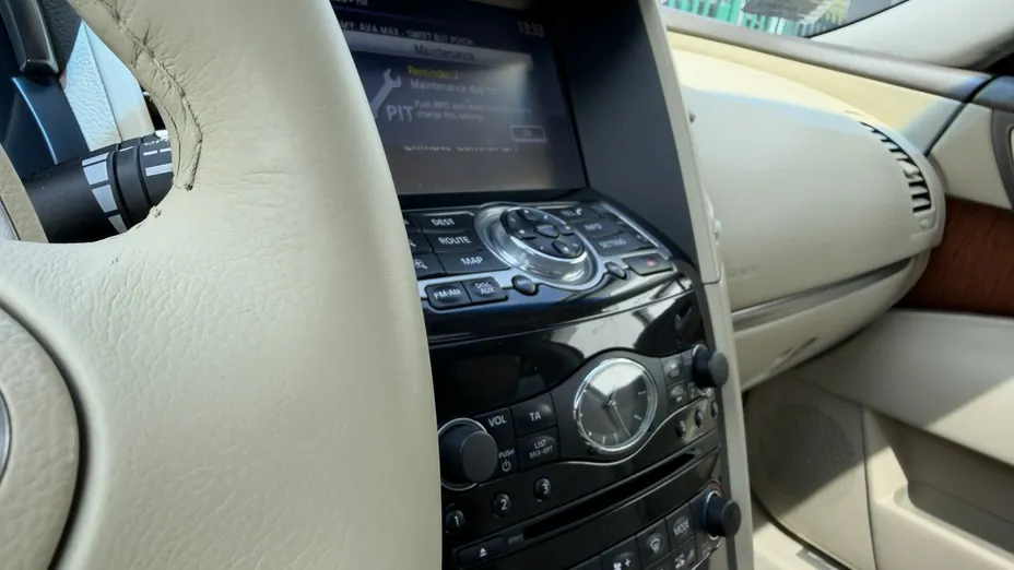 INFINITI QX70 -