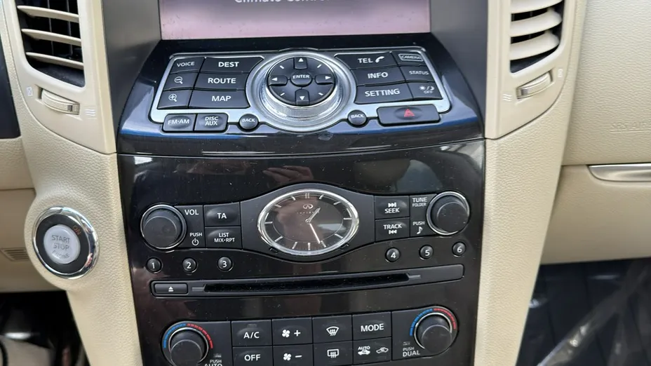 INFINITI QX70 -