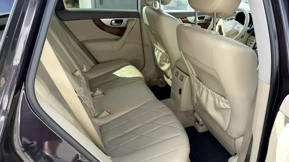 INFINITI QX70 -