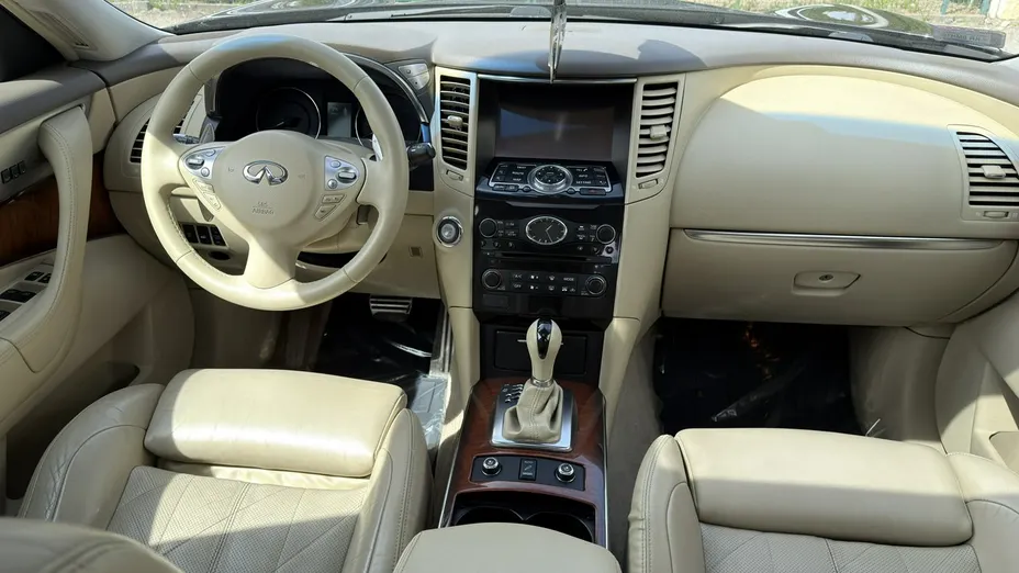 INFINITI QX70 -