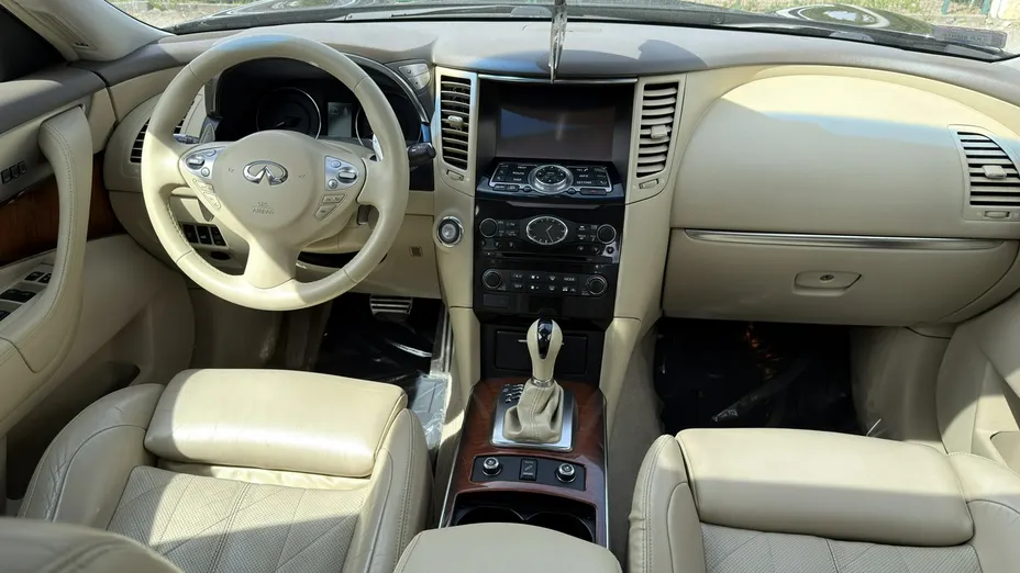 INFINITI QX70 -