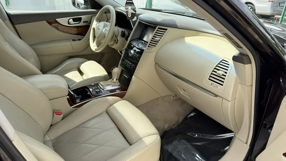 INFINITI QX70 -