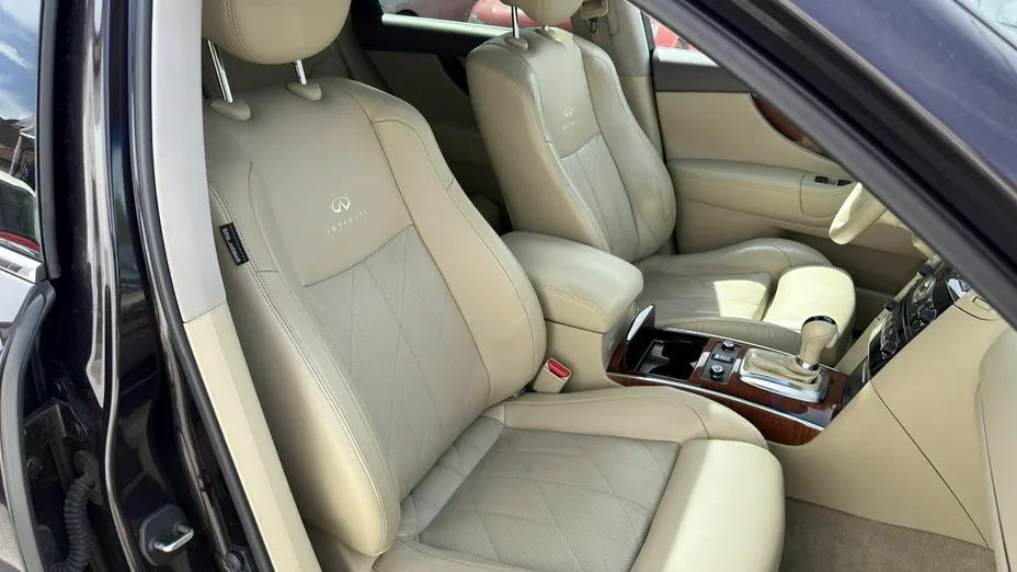 INFINITI QX70 -