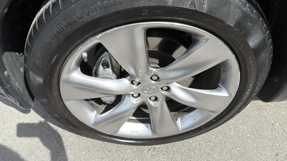 INFINITI QX70 -