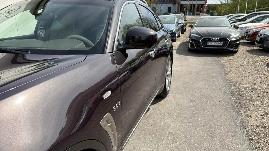 INFINITI QX70 -