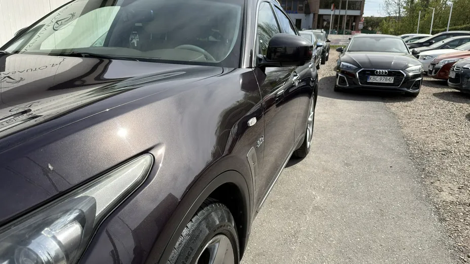 INFINITI QX70 -