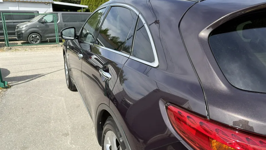 INFINITI QX70 -
