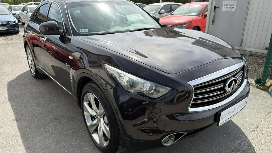INFINITI QX70 -