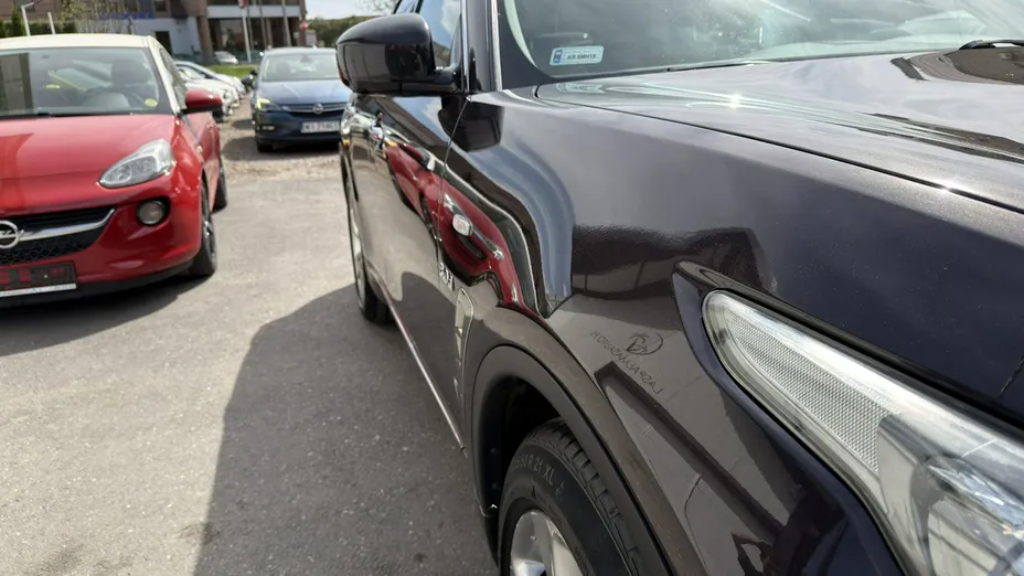 INFINITI QX70 -