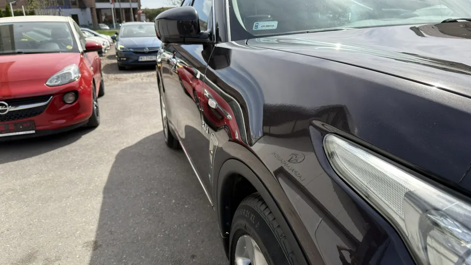 INFINITI QX70 -