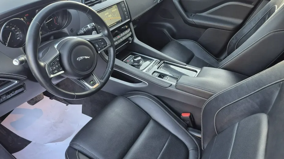 JAGUAR F-Pace -