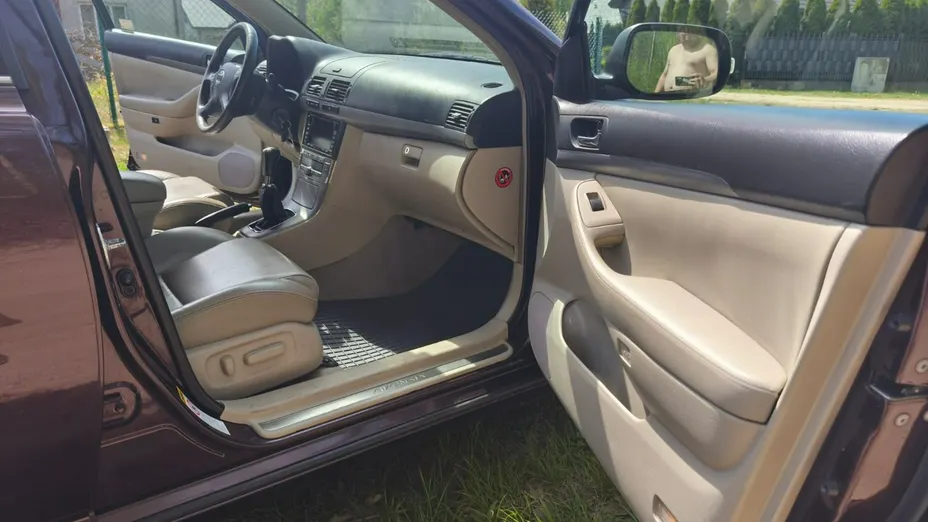 TOYOTA Avensis -