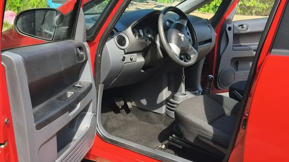 MITSUBISHI Colt -