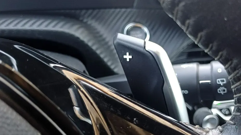 PEUGEOT 208 -