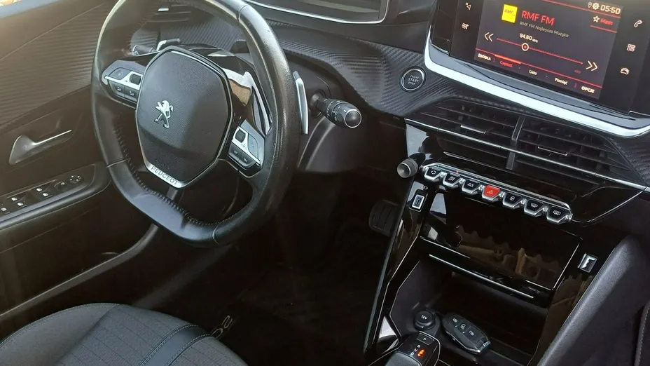 PEUGEOT 208 -