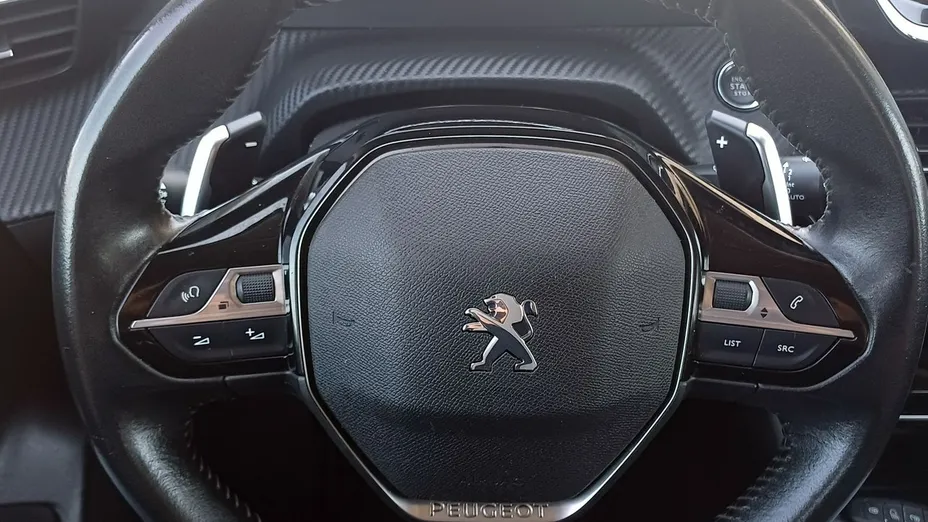 PEUGEOT 208 -
