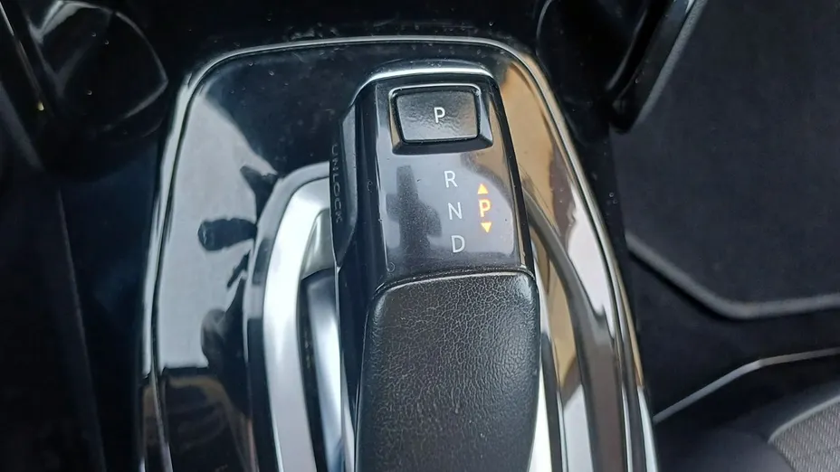 PEUGEOT 208 -