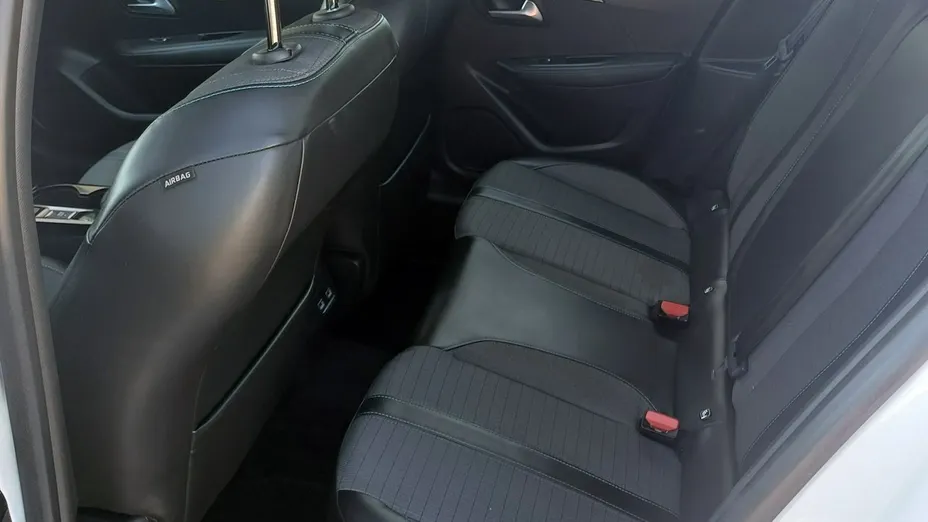 PEUGEOT 208 -