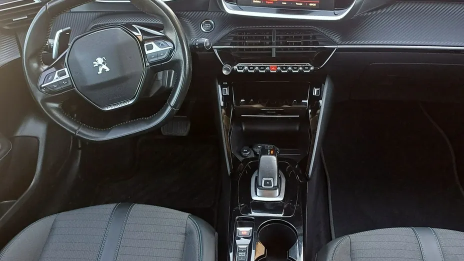 PEUGEOT 208 -