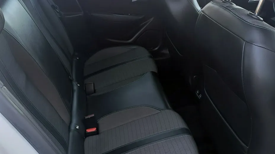 PEUGEOT 208 -