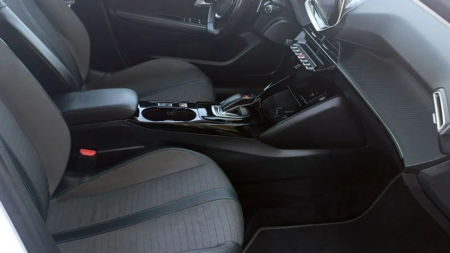 PEUGEOT 208 -