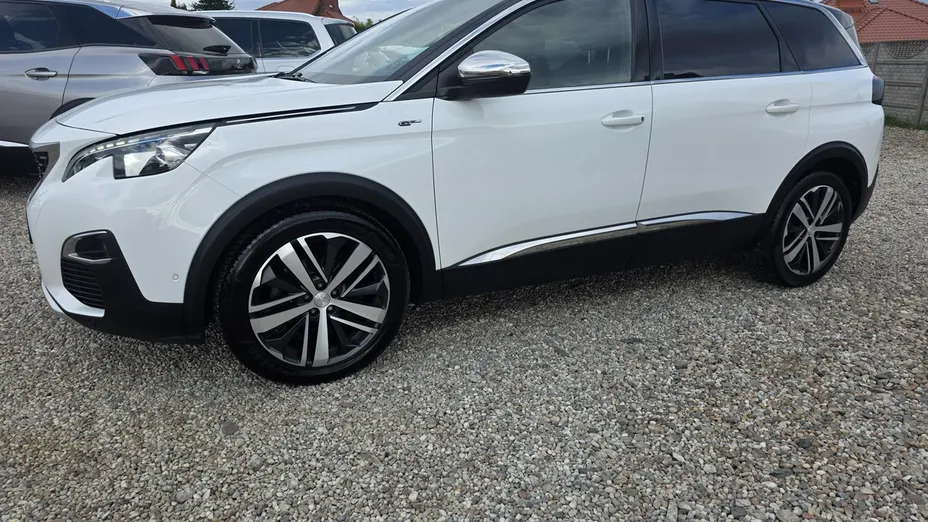 PEUGEOT 5008 -