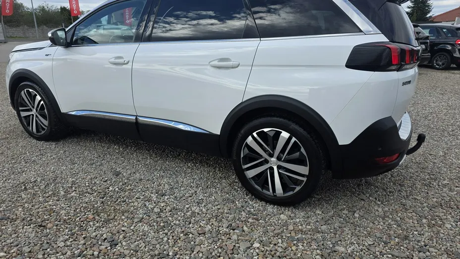 PEUGEOT 5008 -