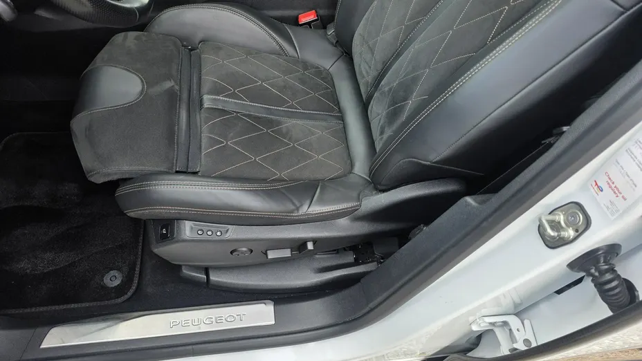 PEUGEOT 5008 -