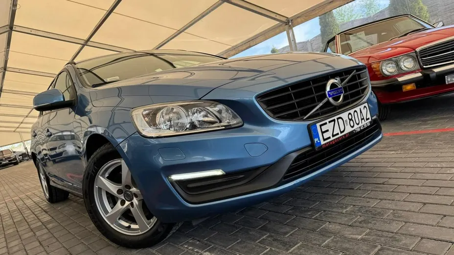 VOLVO V60 -