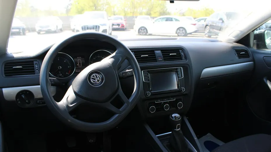 VOLKSWAGEN Jetta -