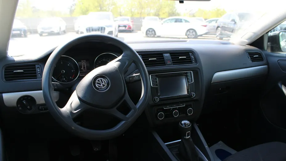 VOLKSWAGEN Jetta -