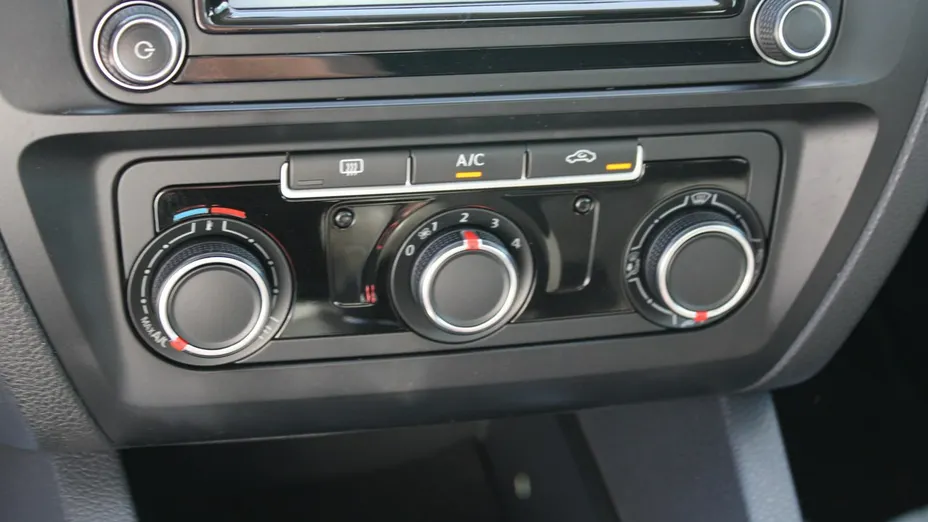 VOLKSWAGEN Jetta -