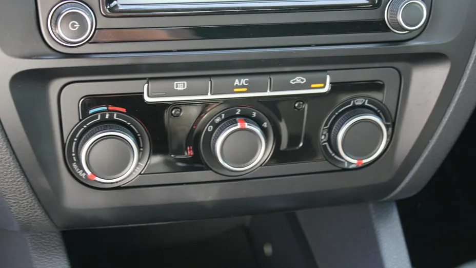 VOLKSWAGEN Jetta -