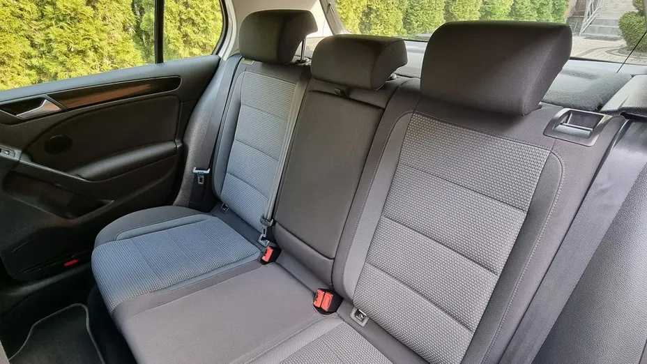 VOLKSWAGEN Golf -