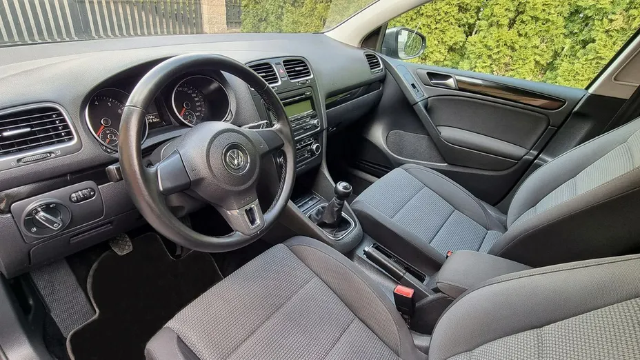VOLKSWAGEN Golf -