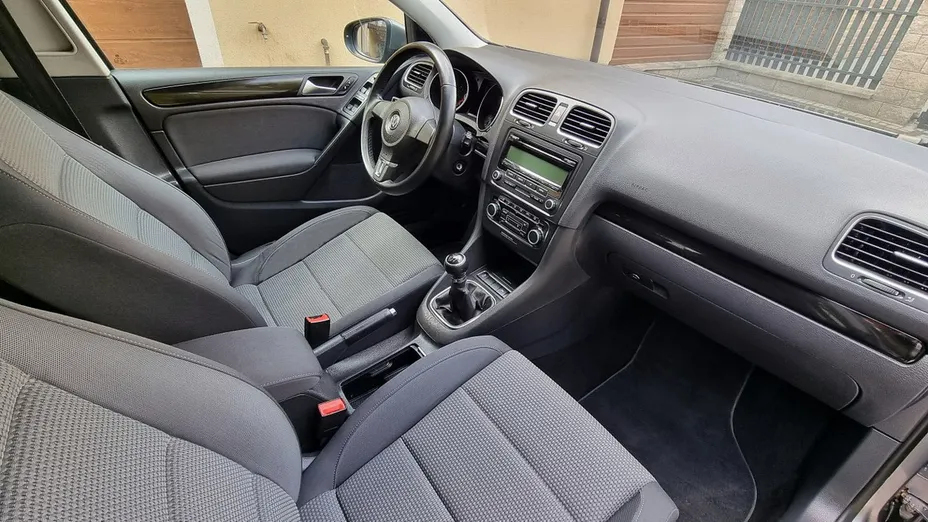 VOLKSWAGEN Golf -