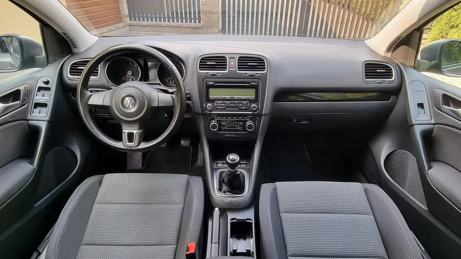 VOLKSWAGEN Golf -