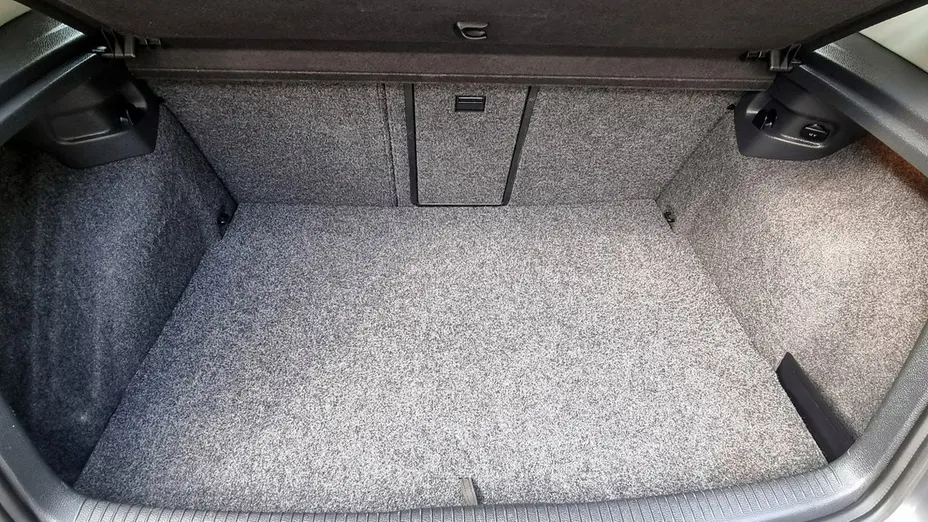 VOLKSWAGEN Golf -