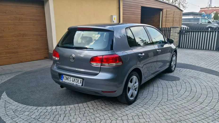 VOLKSWAGEN Golf -