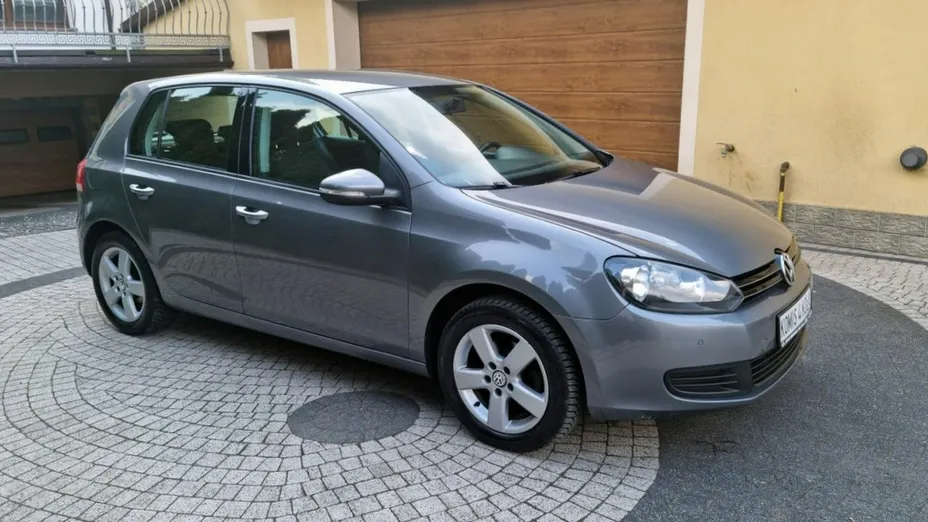 VOLKSWAGEN Golf -
