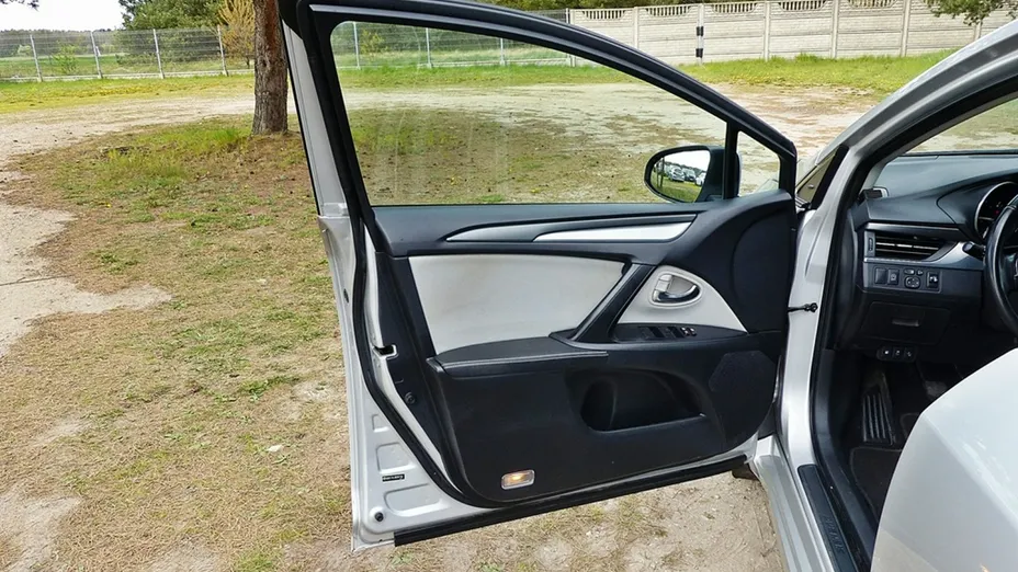 TOYOTA Avensis -