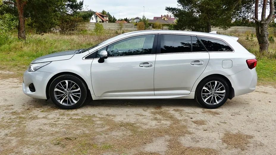 TOYOTA Avensis -