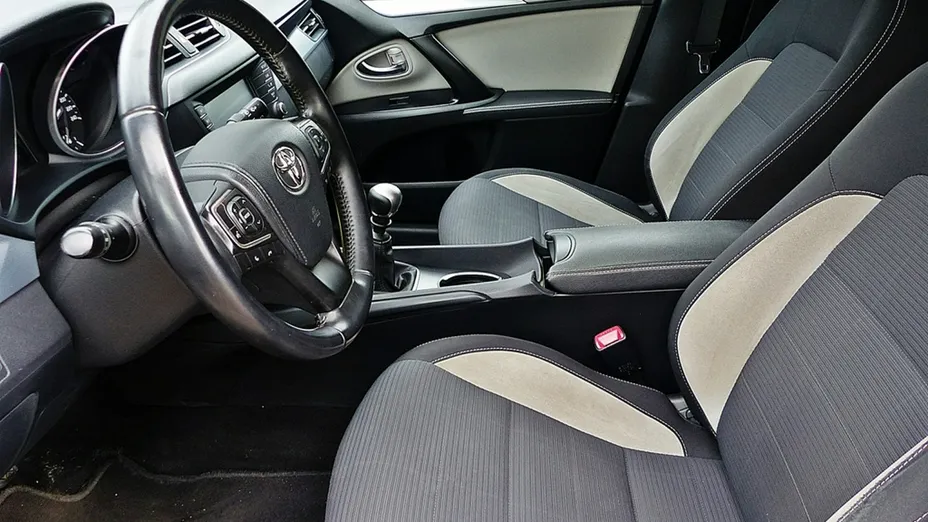 TOYOTA Avensis -