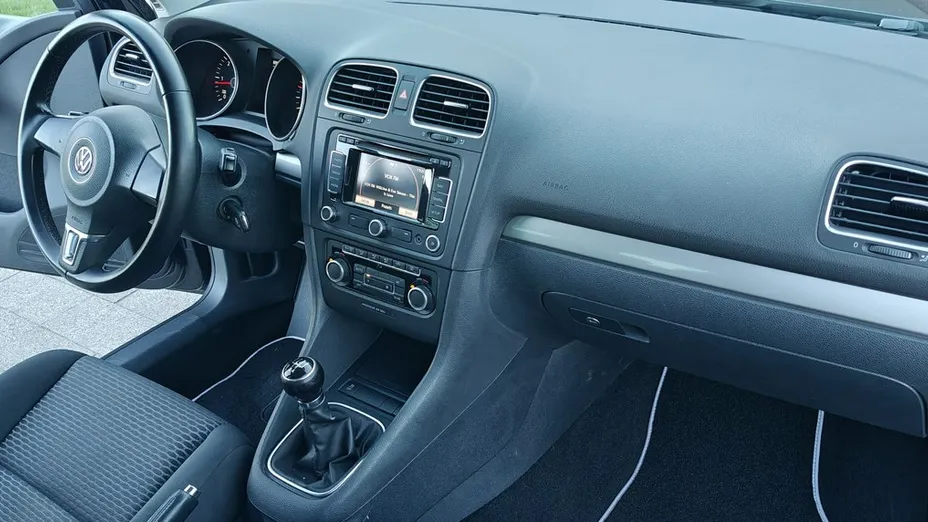 VOLKSWAGEN Golf -