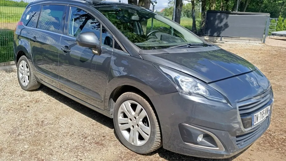 PEUGEOT 5008 -